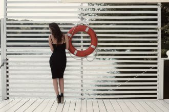 Czarna sukienka - dodatki do niej