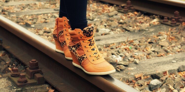 sneakersy na koturnie