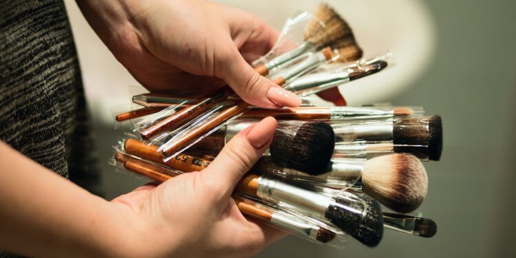 czyszczenie pędzli do makijażu